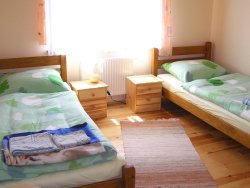 Room with 2 beds