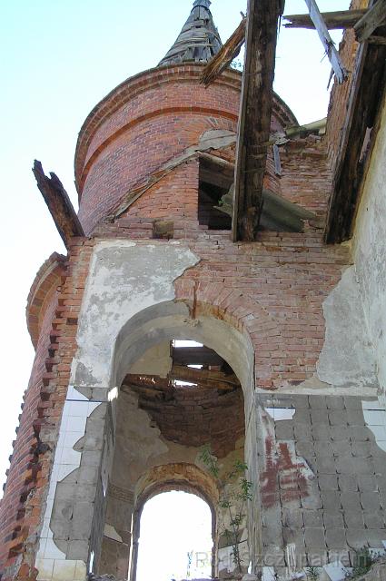 27_2007_5035618.jpg - The ruins inside.